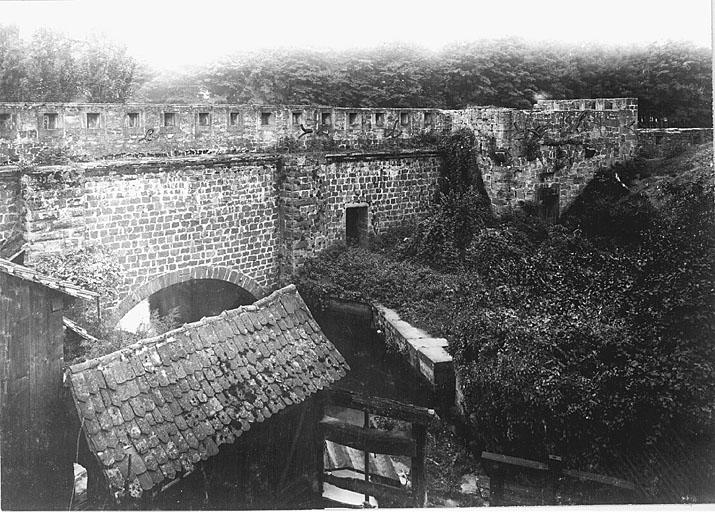 Vue ancienne depuis le nord-ouest de la courtine est au-dessus de la Lauter. A gauche le moulin des franciscains, à droite le Schneckenturm.