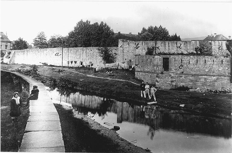 Vue ancienne de la courtine du Bannacker (?).