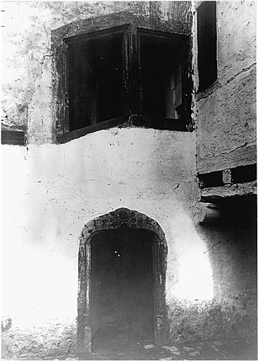 Vue ancienne de la tourelle d'escalier, datée 1577.