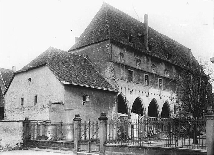 Vue ancienne de l'église avec bâtiment annexe.