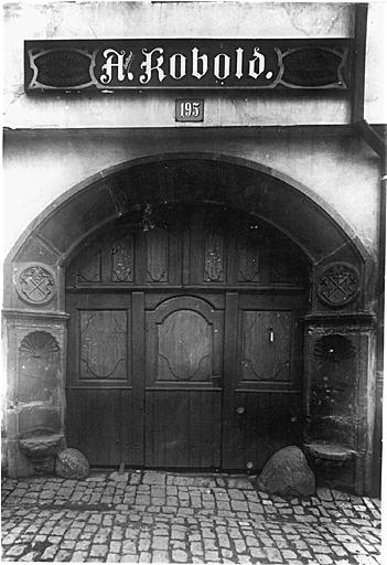 Vue ancienne de la porte du passage d'entrée.