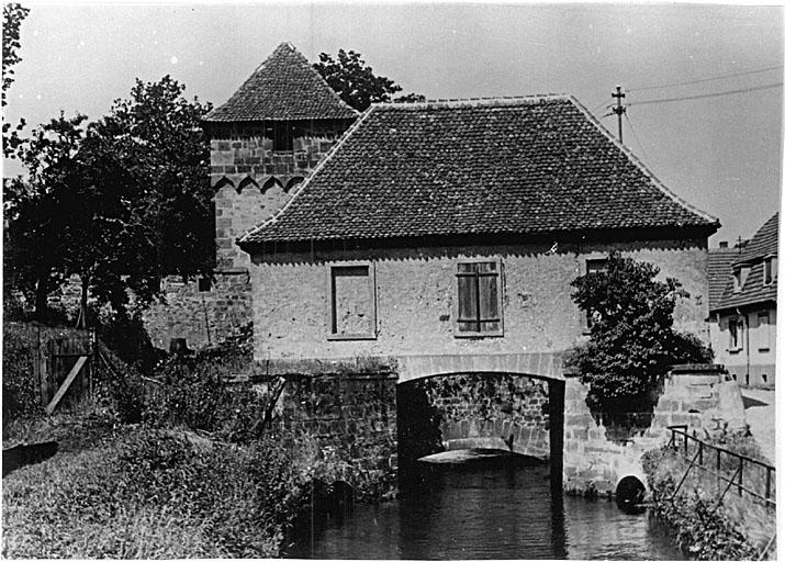 Vue ancienne de la maison des eaux depuis l'est.