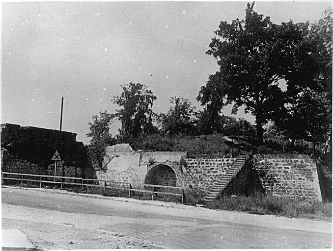 Vue ancienne de la courtine sud-est du Bannacker (?).