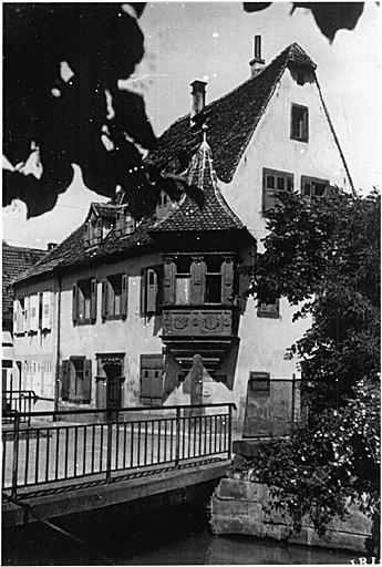 Vue ancienne de trois quarts de la maison.