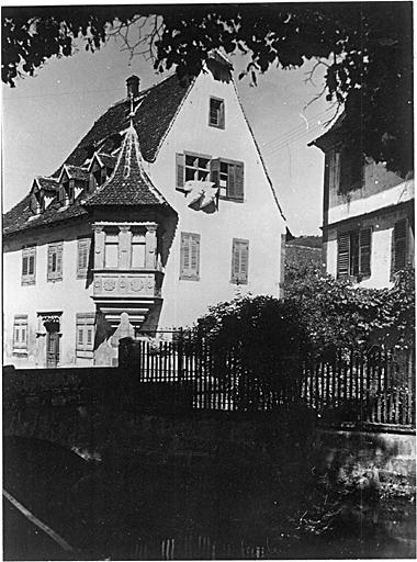 Vue ancienne de trois quarts de la maison.