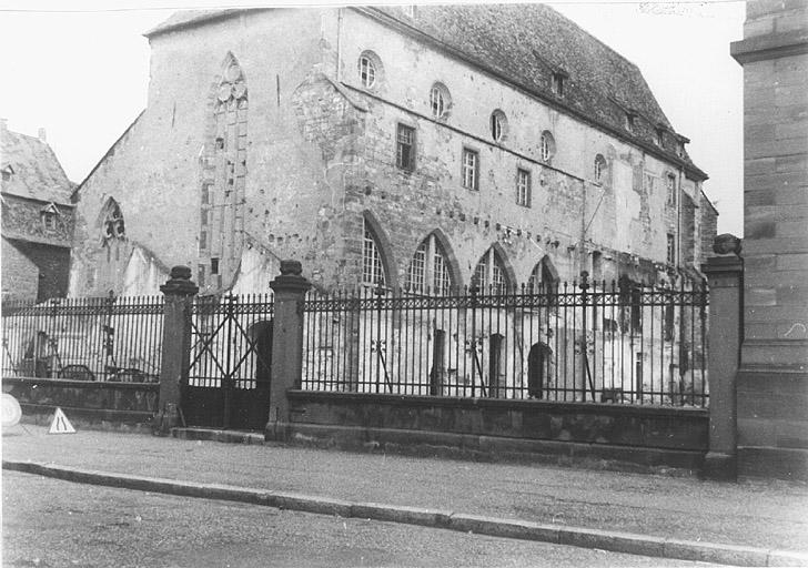 Vue ancienne de trois-quarts de l'église sud-ouest.