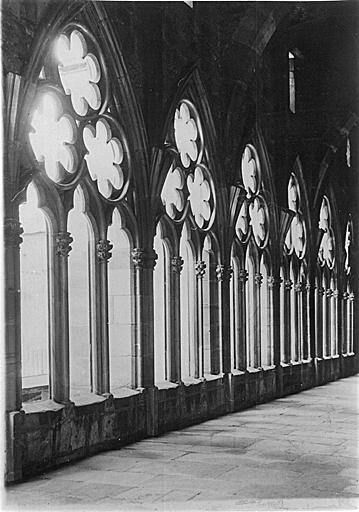 Vue intérieure de la galerie sud du cloître.