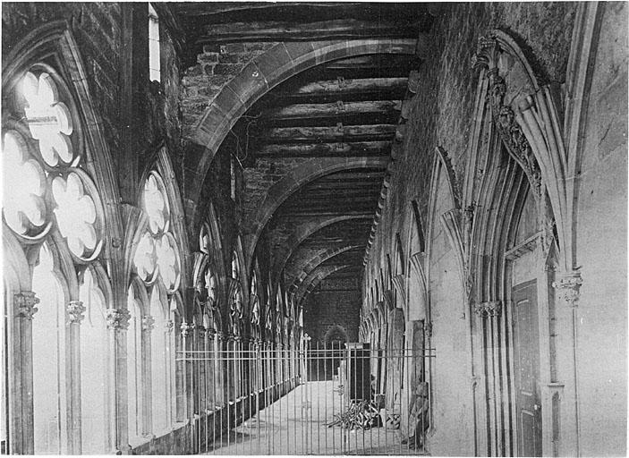 Vue générale de la galerie sud du cloître.