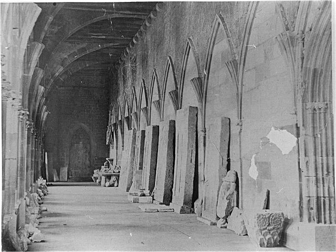 Vue intérieure de la galerie sud du cloître.