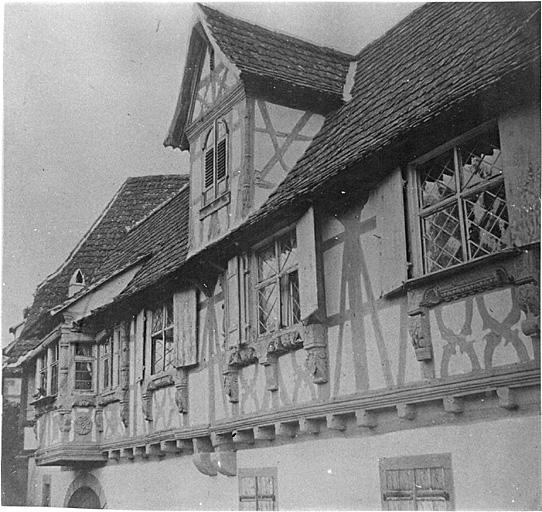 Vue partielle ancienne de la façade sur rue.