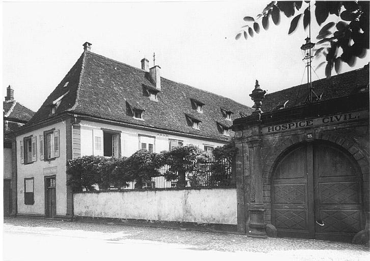 Vue de trois-quarts de l'hôpital.