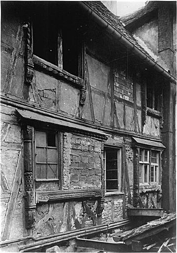 Vue partielle sur la cour nord de la maison No 22 (en 1912 ?).