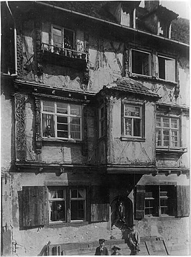 Vue ancienne de la façade sur rue du No 22, en 1912.