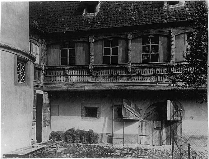 Vue ancienne de la dépendance après fermeture de la coursière.