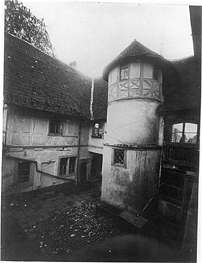 Vue ancienne du corps de logis avec tourelle d'escalier.