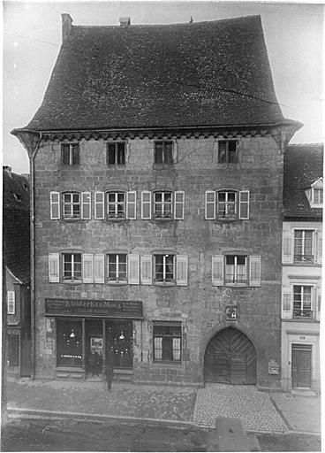 Vue d'ensemble de la façade sud sur rue (avant 1918 ?).