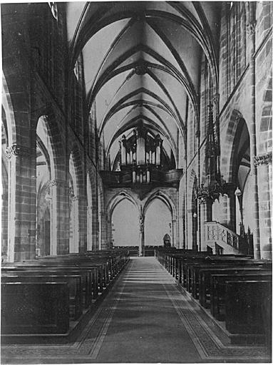 Vue du vaisseau central et de l'orgue.