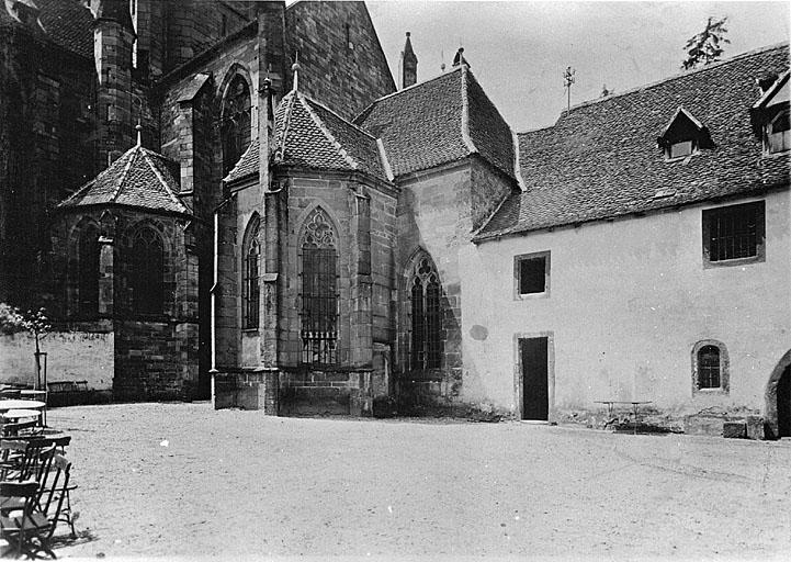 Elévation est de la chapelle romane adjacente à l'ancienne salle capitulaire (actuelle sacristie).