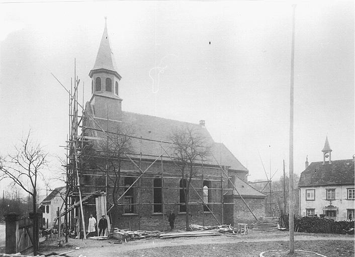 Vue ancienne de l'église pendant les travaux de restauration.