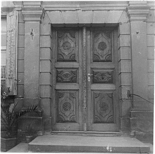 Vue de la porte d'entrée, côté cour.