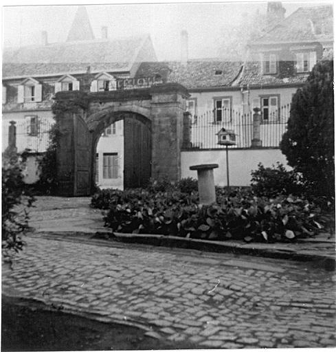 Vue de la cour et de la porte vers la rue.