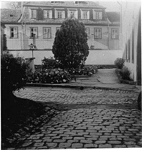 Vue de la cour vers la rue.