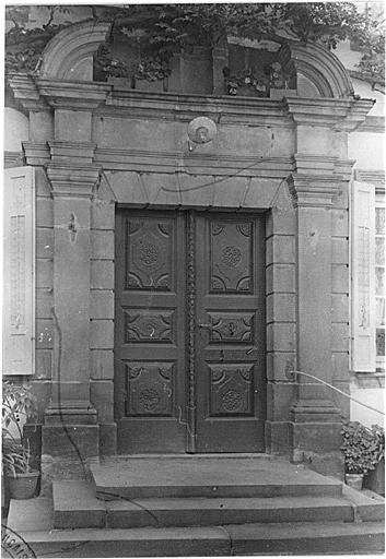 Vue de la porte d'entrée, côté cour.