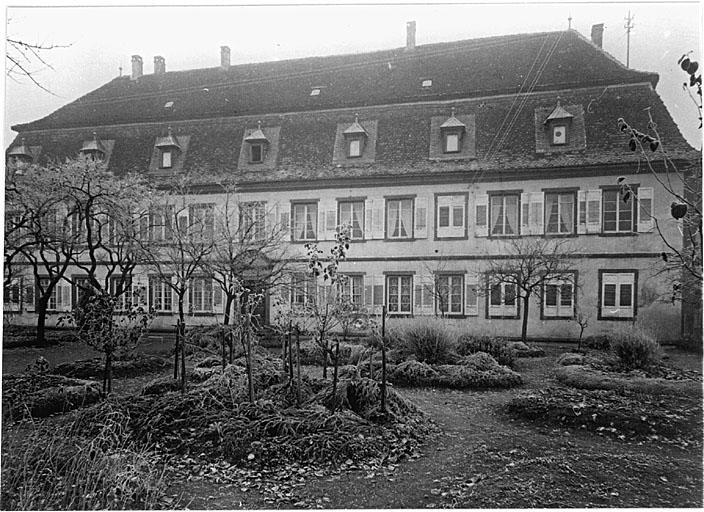 Vue ancienne de la façade sur jardin.