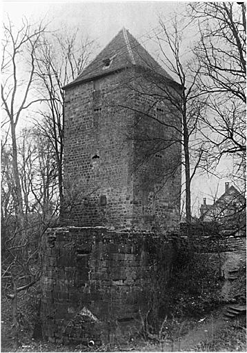 Vue ancienne depuis le nord-ouest de la tour nord-est, dite Poudrière.