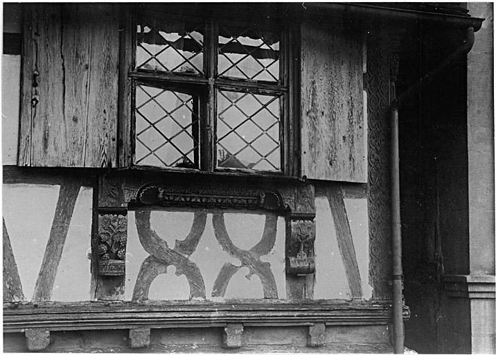 Vue ancienne partielle de l'étage de la façade sur rue.