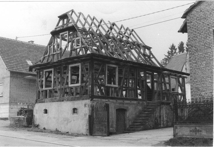 Maison : 20 route de à Soultz-sous-Forêts. Maison achetée et démontée par le Maire de Hatten ; elle sera remontée en ce village.