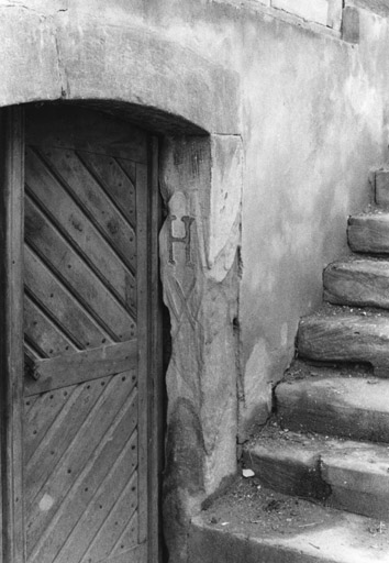 Ferme démolie : Pelchelbronn (rue de) 20. Vue de la partie gauche de la porte du cellier avec le départ de l'escalier.