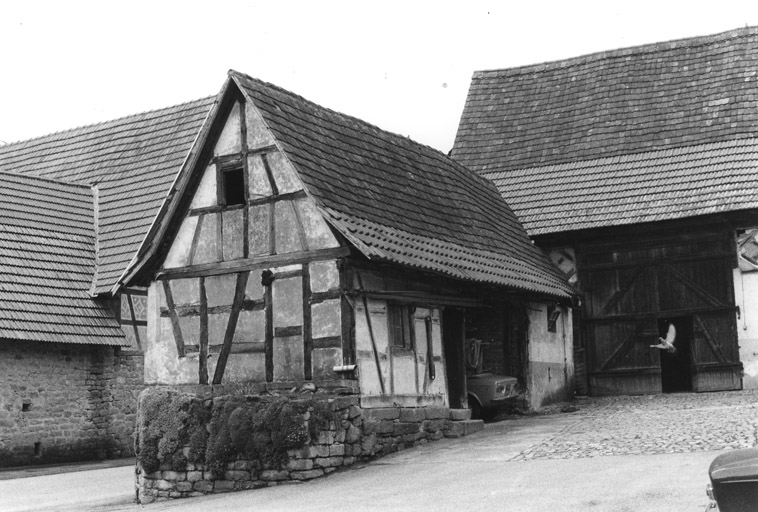 Ferme, Principale (rue) 11. La porcherie et la grange : vue depuis la cour.