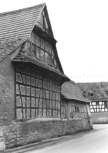 Ferme, Principale (rue) 11. La porcherie et la grange : vue depuis la rue.