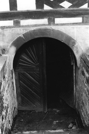 Ferme, Vignes (rue des) 10. Porte de cave datée (illisible).