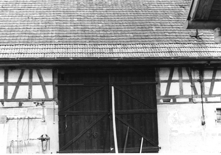 Ferme, Vignes (rue des) 10. Grange : linteau de la porte-charette.