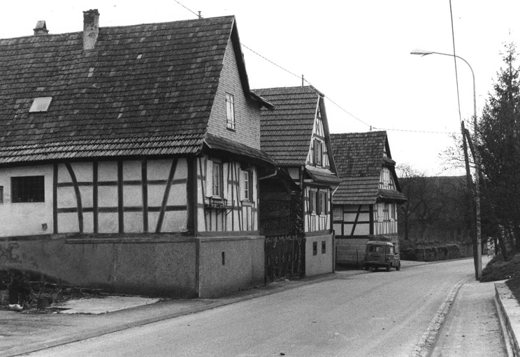 Fermes, Principale (rue) 8, 10, 12. Perspective sur rue.