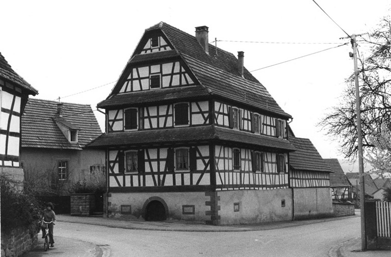 Ferme, Berger (rue du) 20. Vue d'ensemble de trois quarts droit.