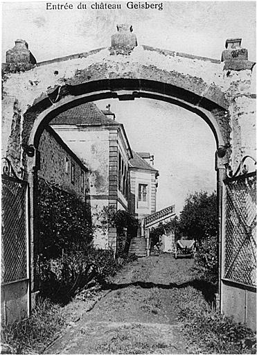 Vue de l'entrée sud au jardin du château.