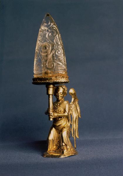 Statuette de l'ange portant la relique du pouce de Saint Thiébaut, vue de face.