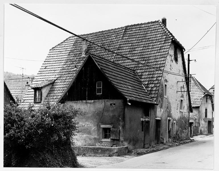 Vue d'ensemble sur la rue.