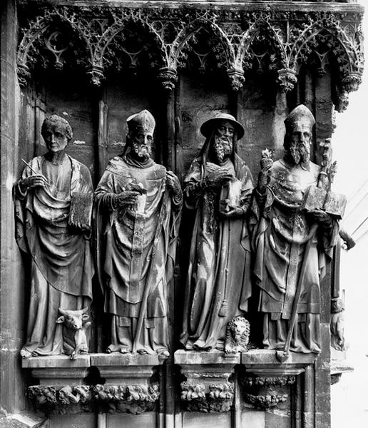 7 statues : saint Luc, saint Eloi, saint Jérôme, saint Augustin d'Hippone, saint Edouard le confesseur, sainte Agathe de Catane, sainte Claire