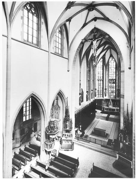 Vue du vaisseau central, de la nef et du choeur, prise de la tribune d'orgue.