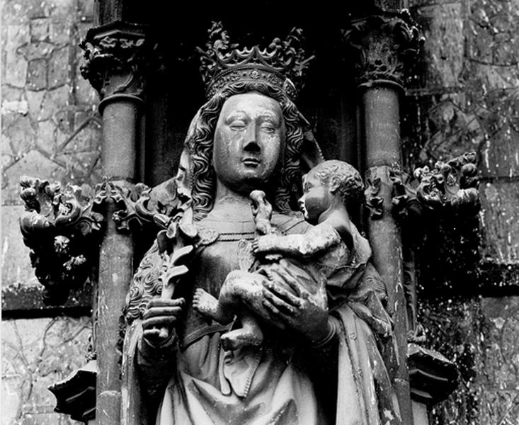 Façade Nord, portail latéral nord : statue de la Vierge à l'Enfant (N2), partie supérieure.