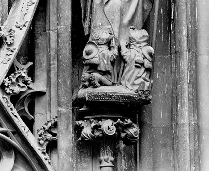 Façade Nord, portail latéral nord : statue de Saint Thiébaut (N3), détail des pèlerins.