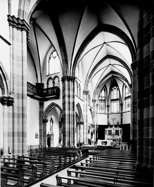 Vue du choeur et du transept depuis la nef.