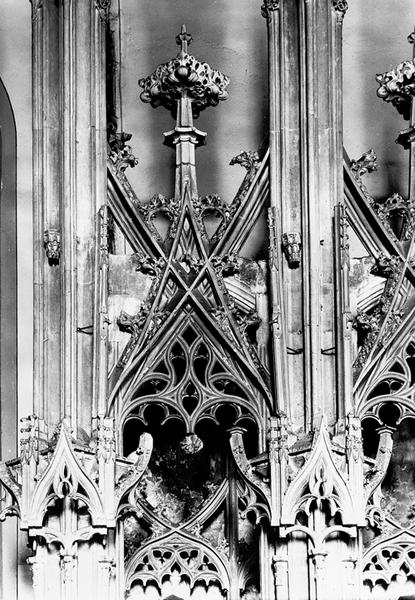 Vue du gâble de la moitié gauche de l'encadrement architectural.