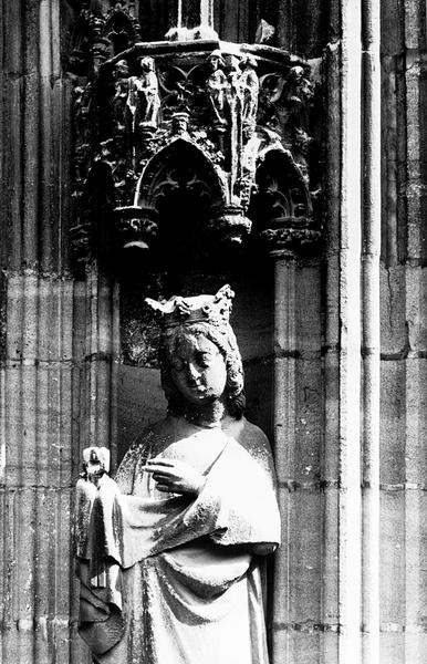 Façade ouest : statue Sainte Appoline (07), partie supérieure avec dais orné de statuettes.