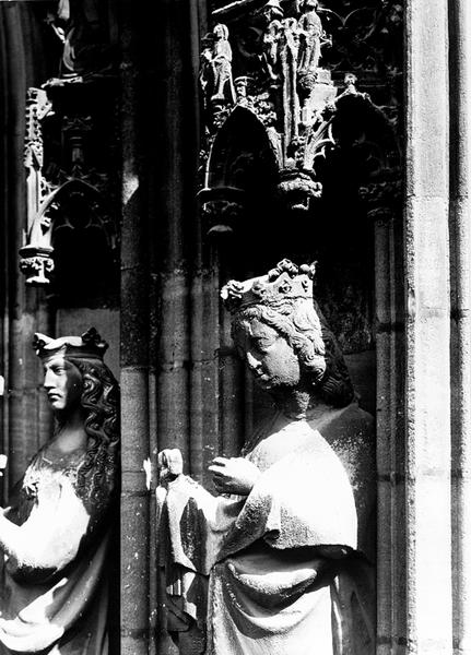 Façade ouest : statue Sainte Appoline (07) partie supérieure avec dais orné de statuettes.