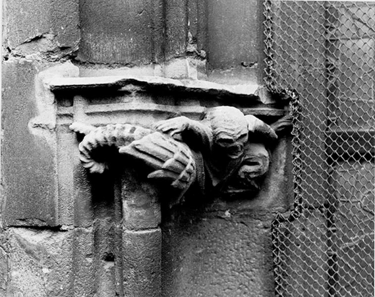 Choeur, encadrement des baies, baie S IV, relief sur le montant gauche : buste d'homme entre un dragon et un autre animal.